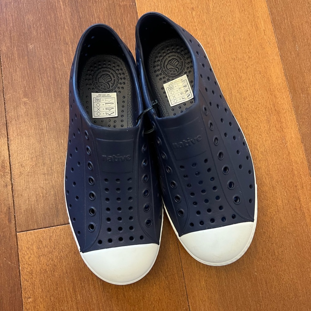 Like new - Blue native shoes size J1 / US child 1